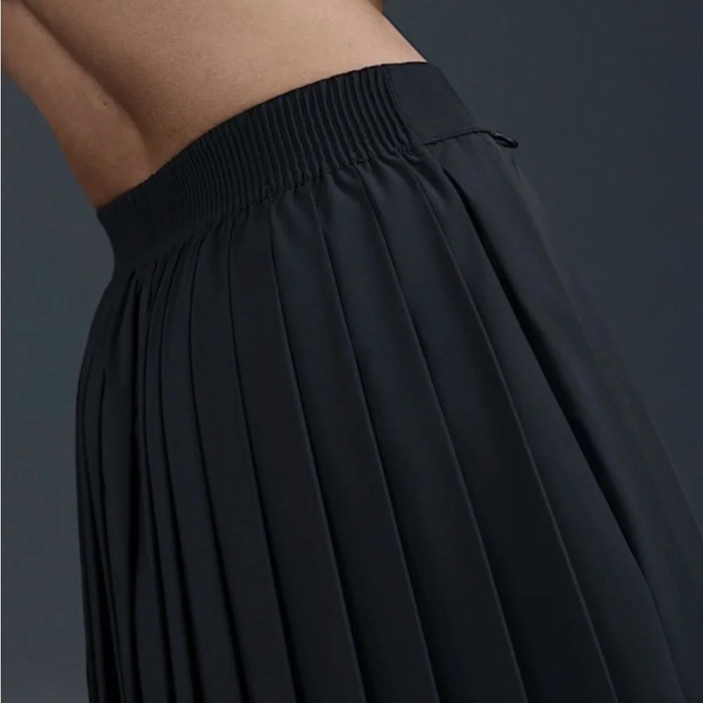 NEW Nike 24.7 PerfectStretch Women Dri Fit Pleated Skirt HQ8153-010 $160 - Picture 3 of 4